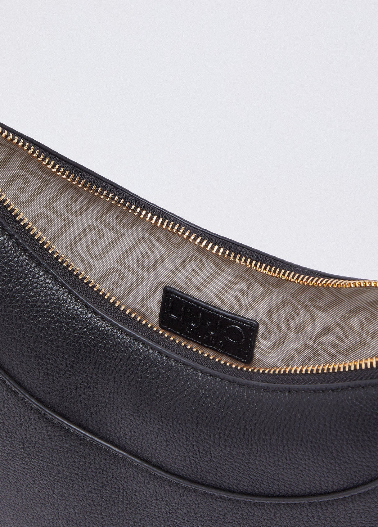 AA6186E101222222T.U.-black