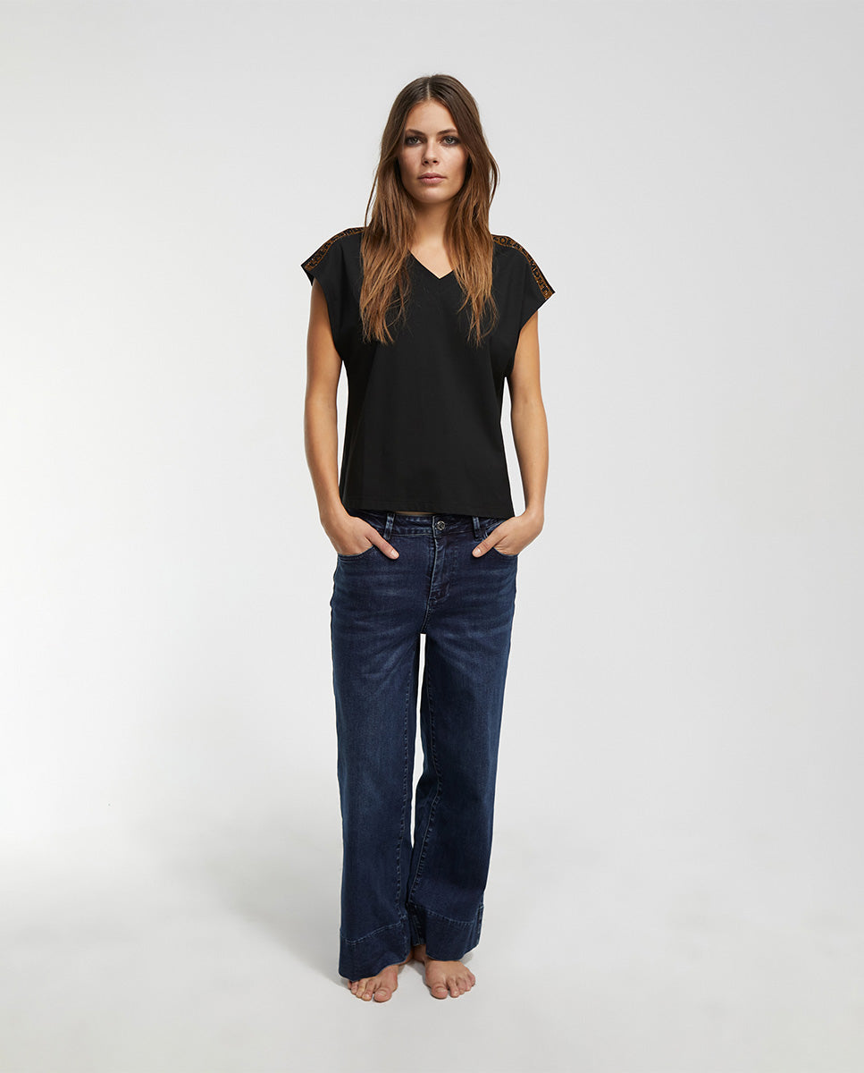 T-shirt with shoulder detail