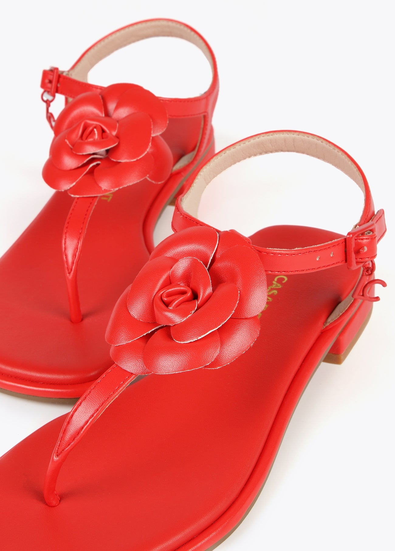 Sandals with toe dividers and flower detail