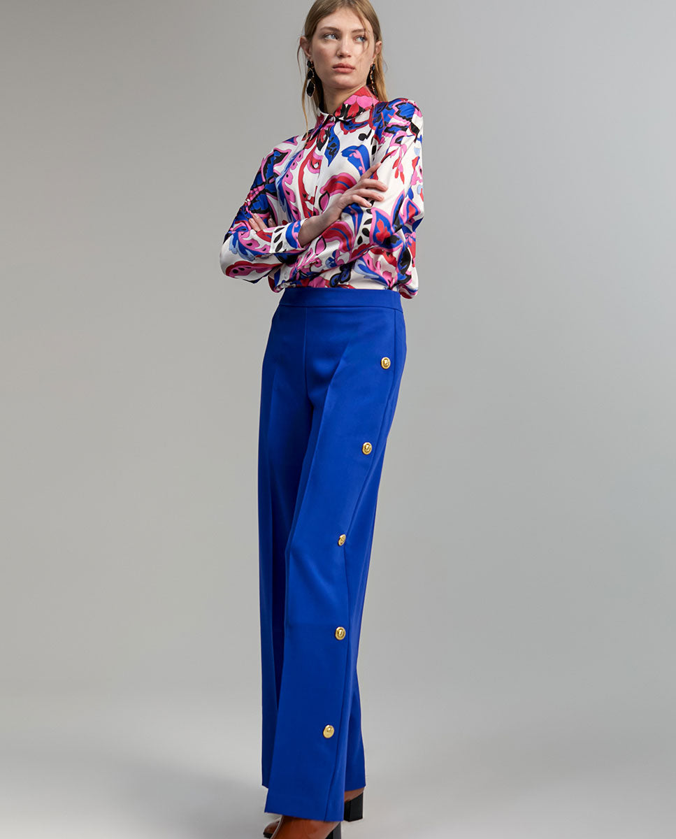 Trousers with snap buttons