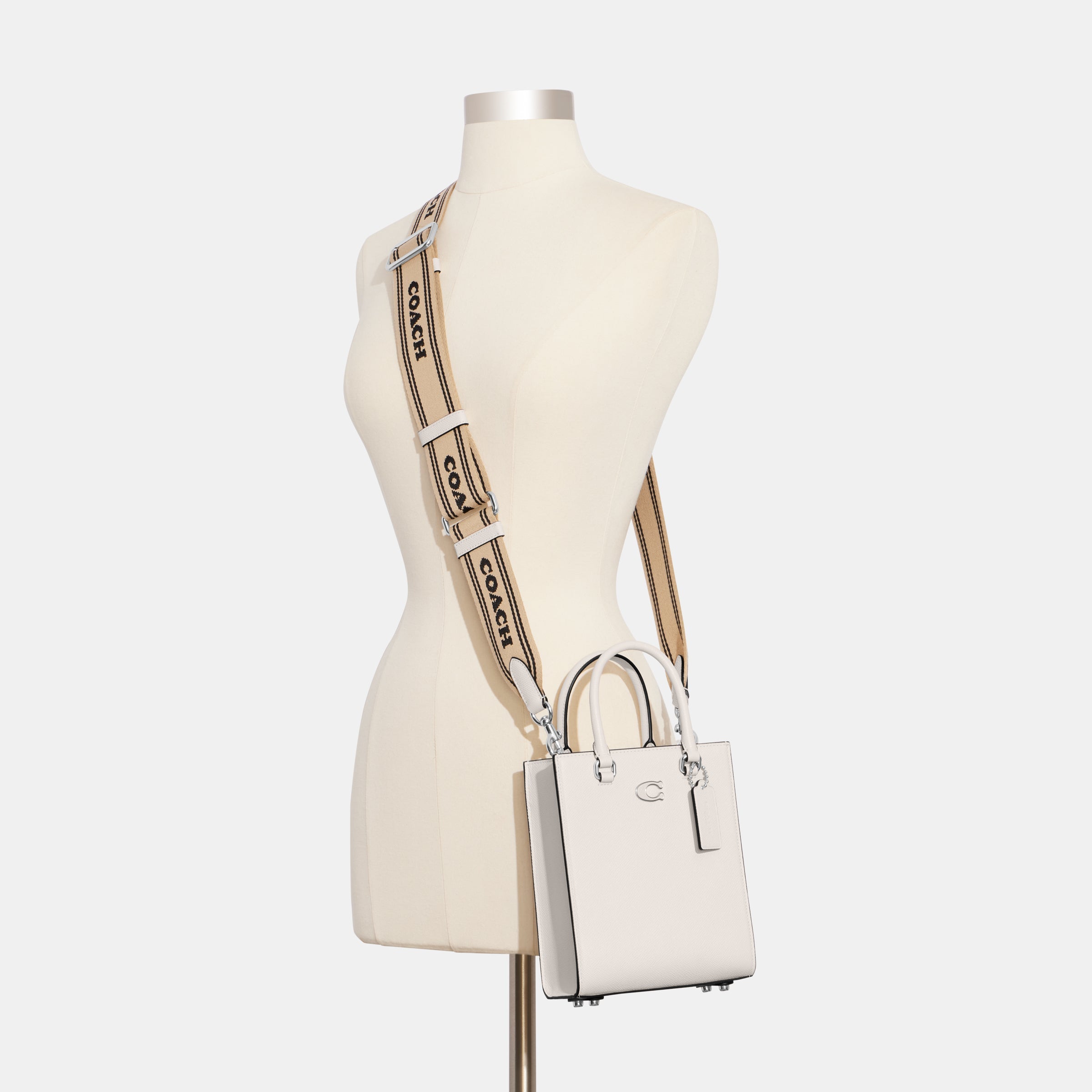 CJ795-Tote 16 With Signature Canvas