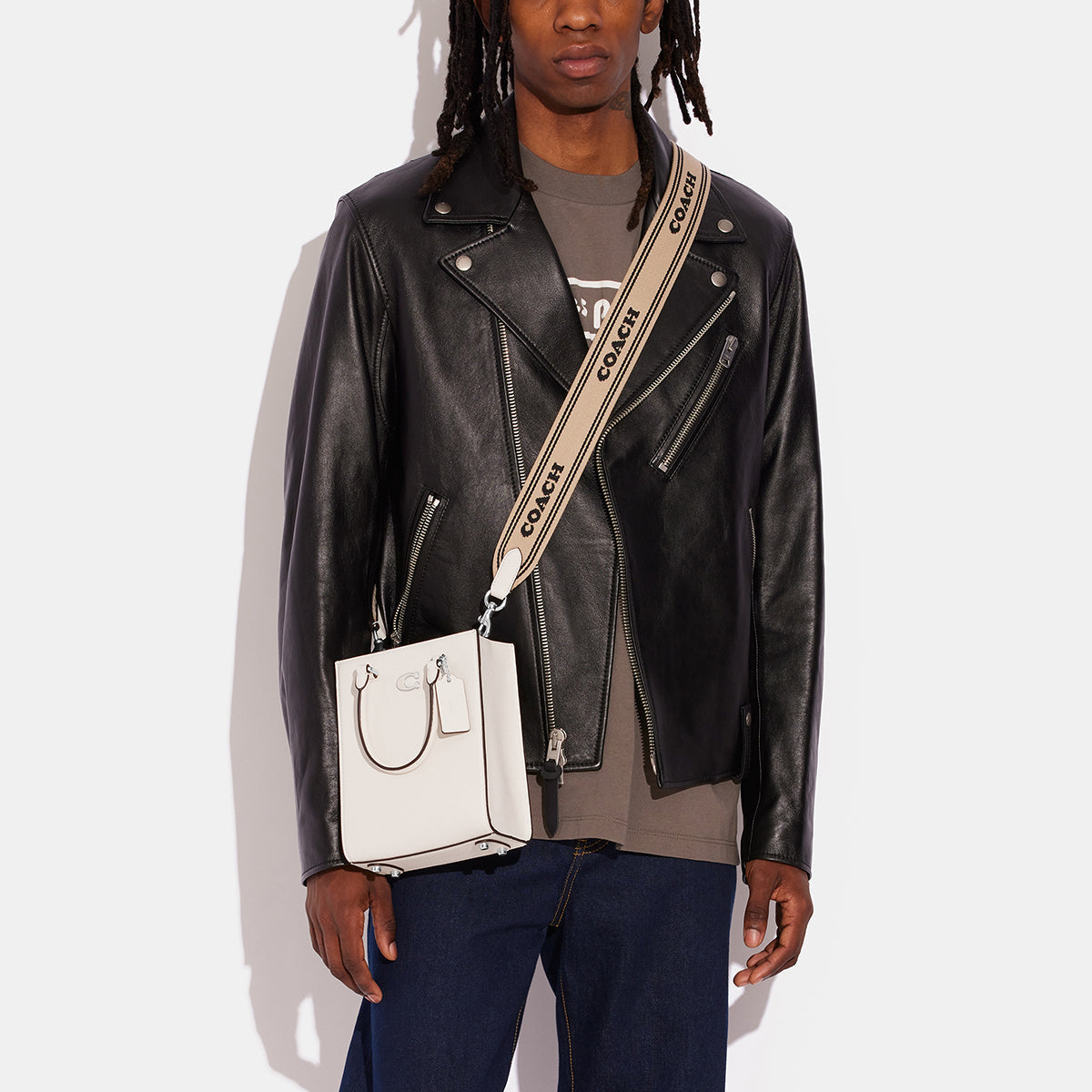 CJ795-Tote 16 With Signature Canvas