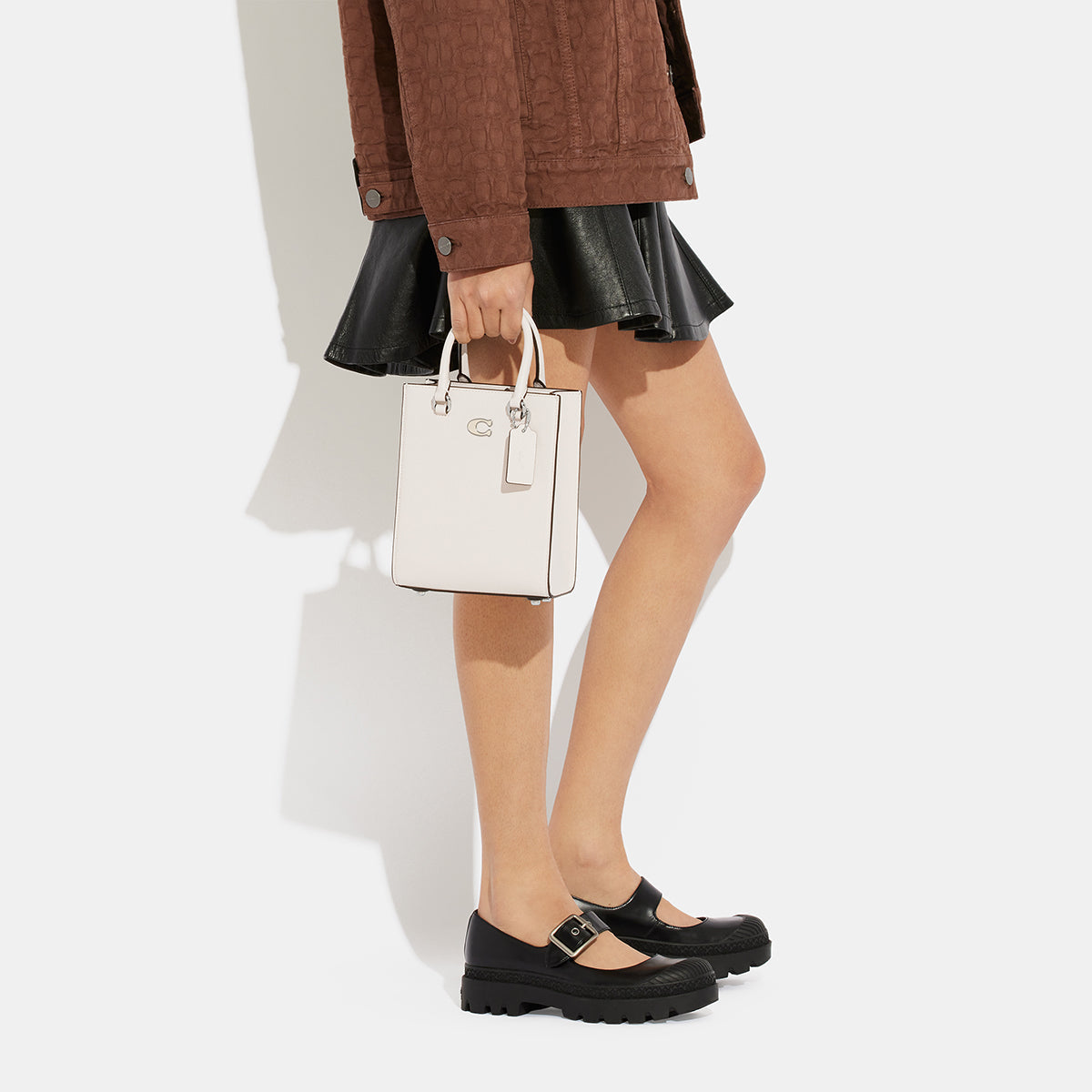 CJ795-Tote 16 With Signature Canvas