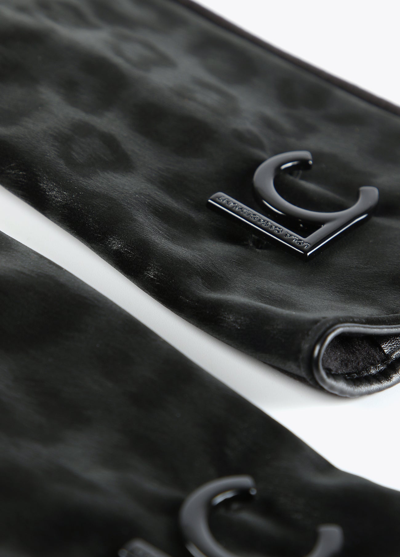 12409017-Animal print gloves-Printed