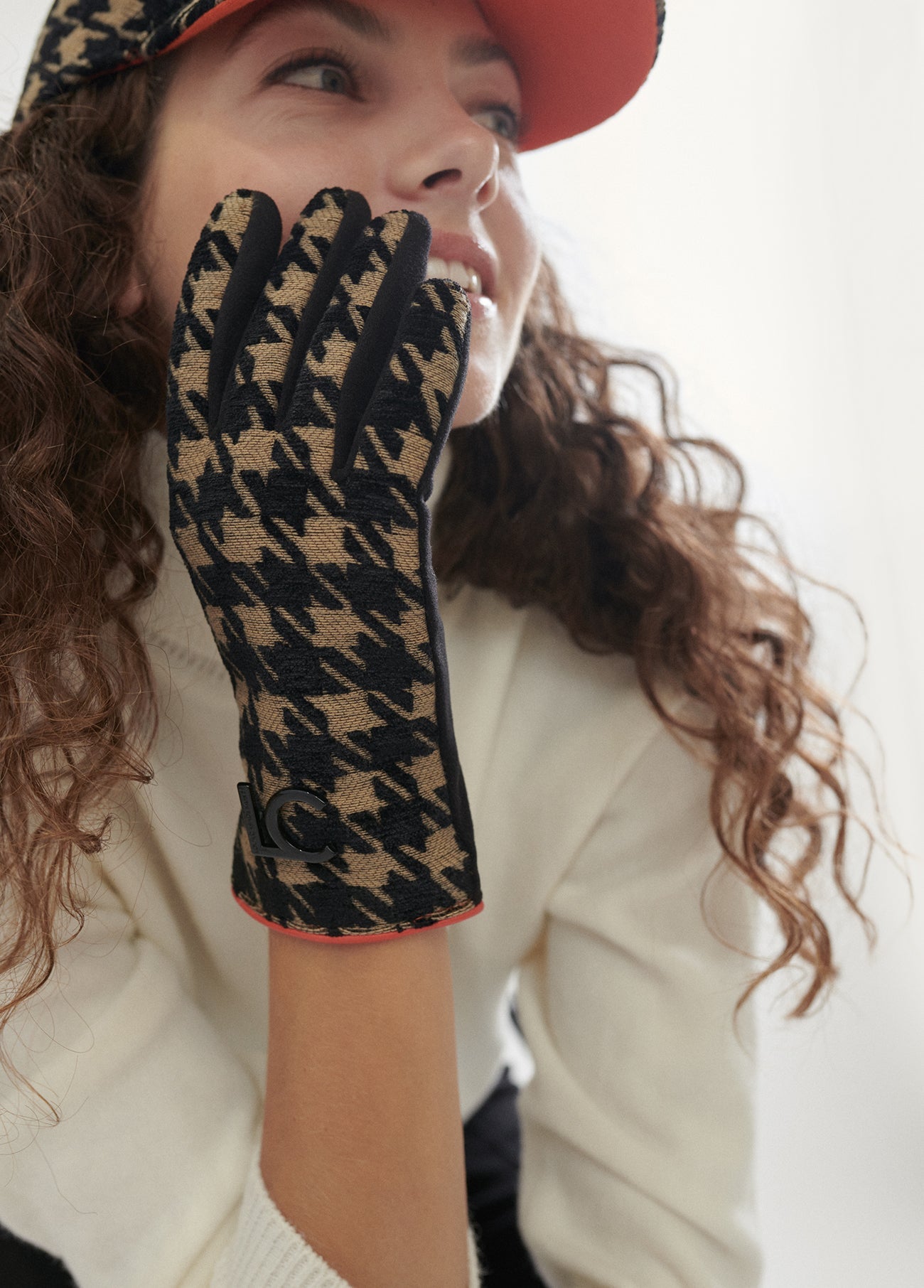 12409019-Houndstooth print gloves-Printed