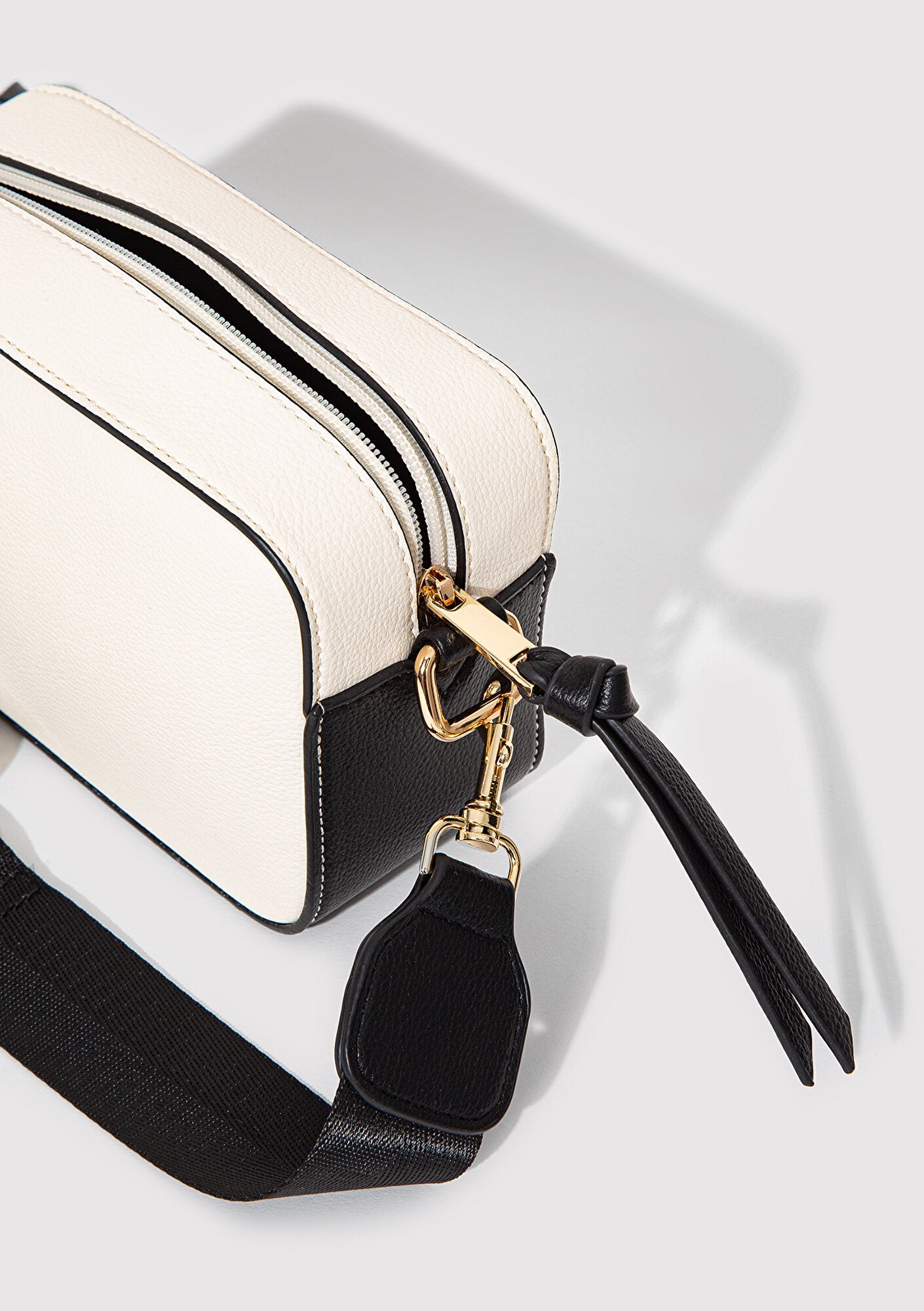 Black Strap Ecru Messenger Bag