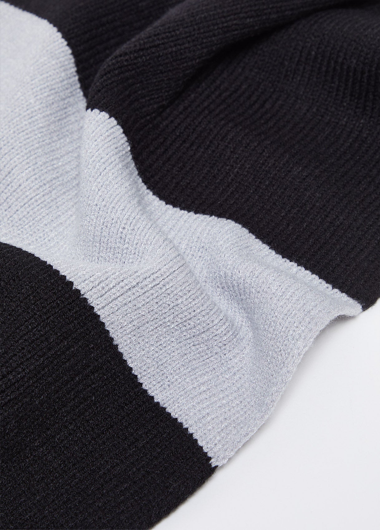 2F4038M030022222T.U.-black