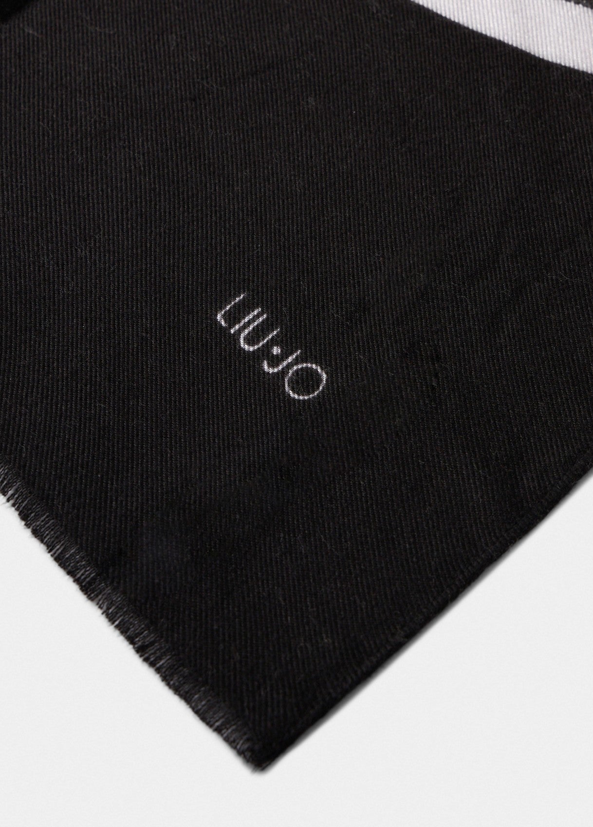 2F5082T030022222T.U.-black