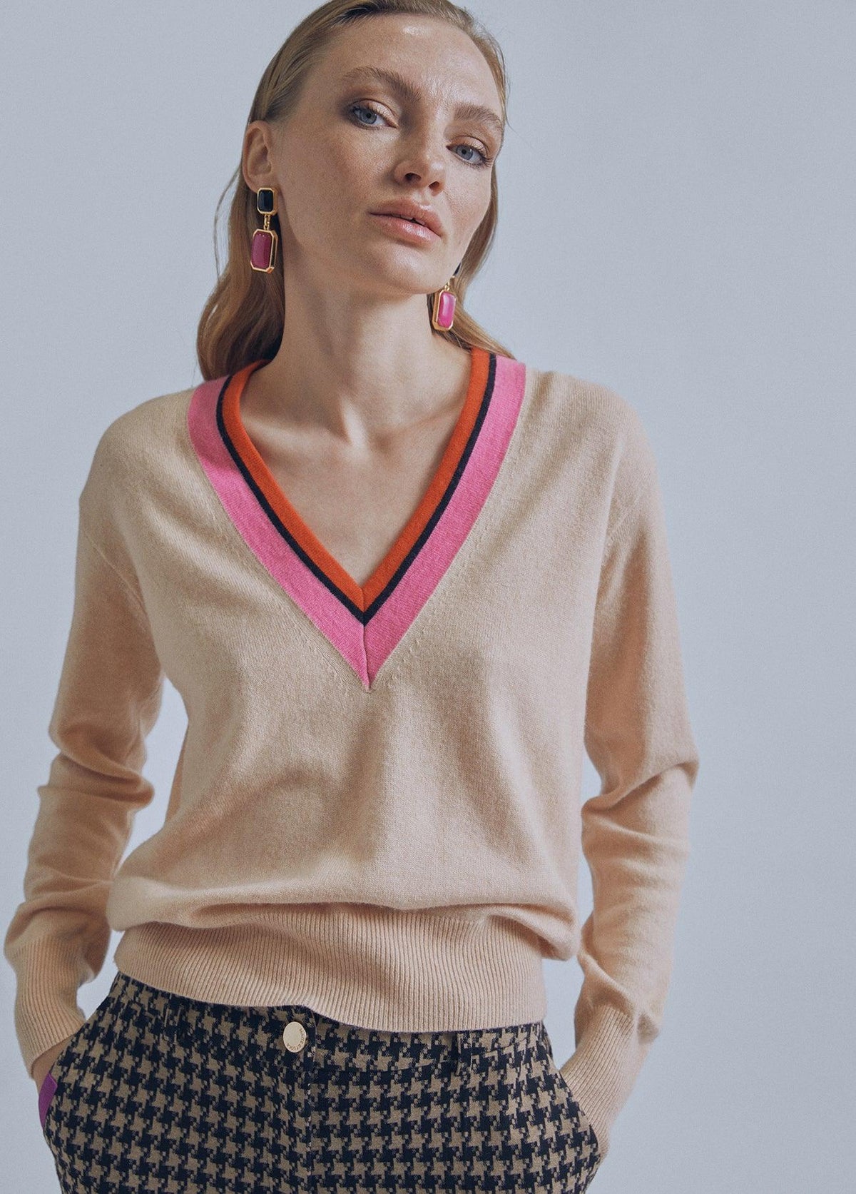 32461006-Contrast V-neck sweater-Raw