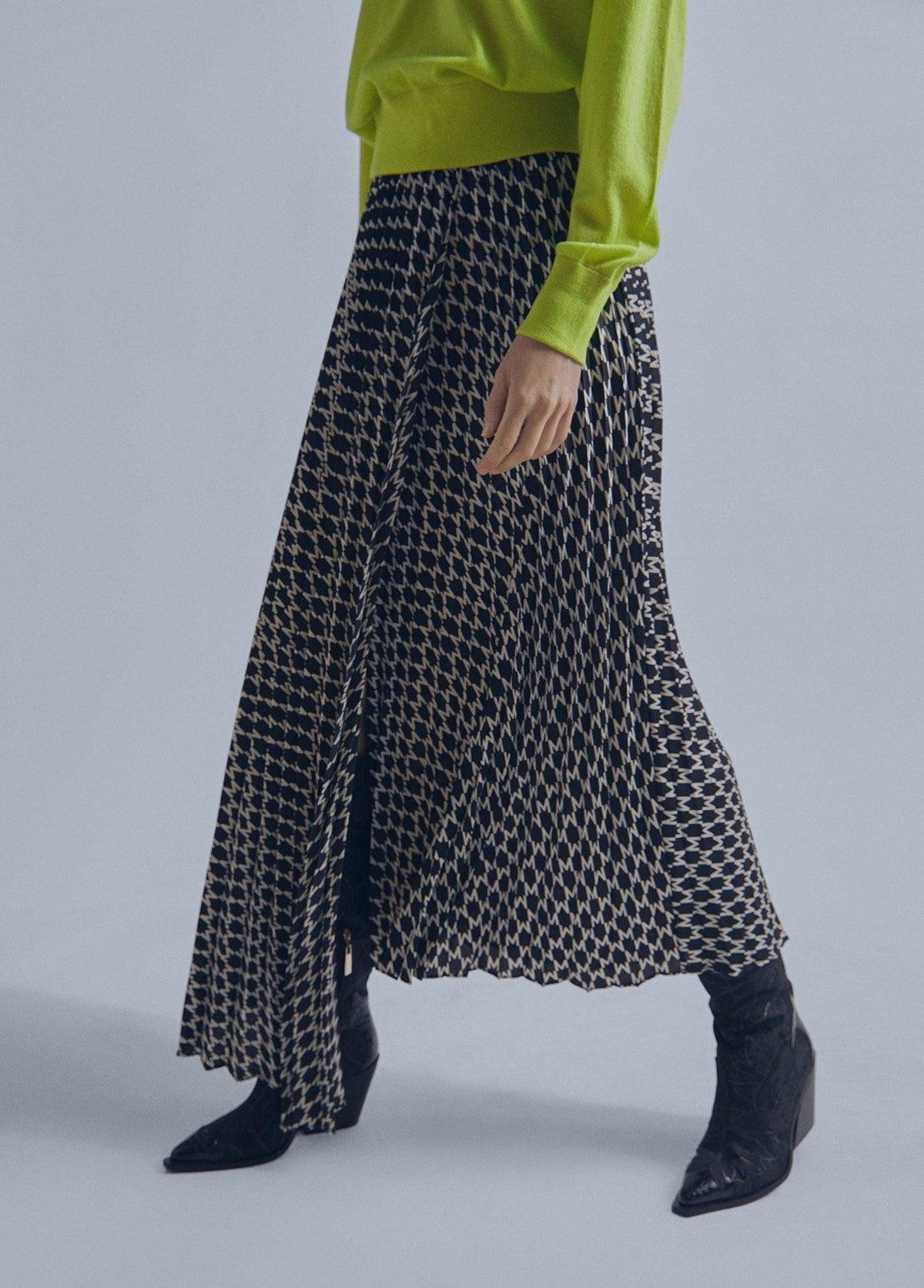 32468003-Pleated midi skirt-Black