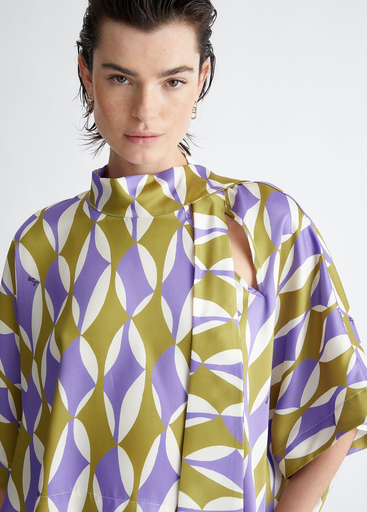 CA4431TS555N909944-geometric print