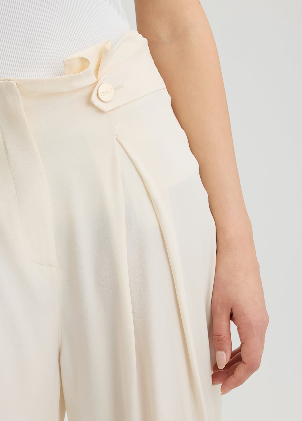 CA5324T1963X065738-white