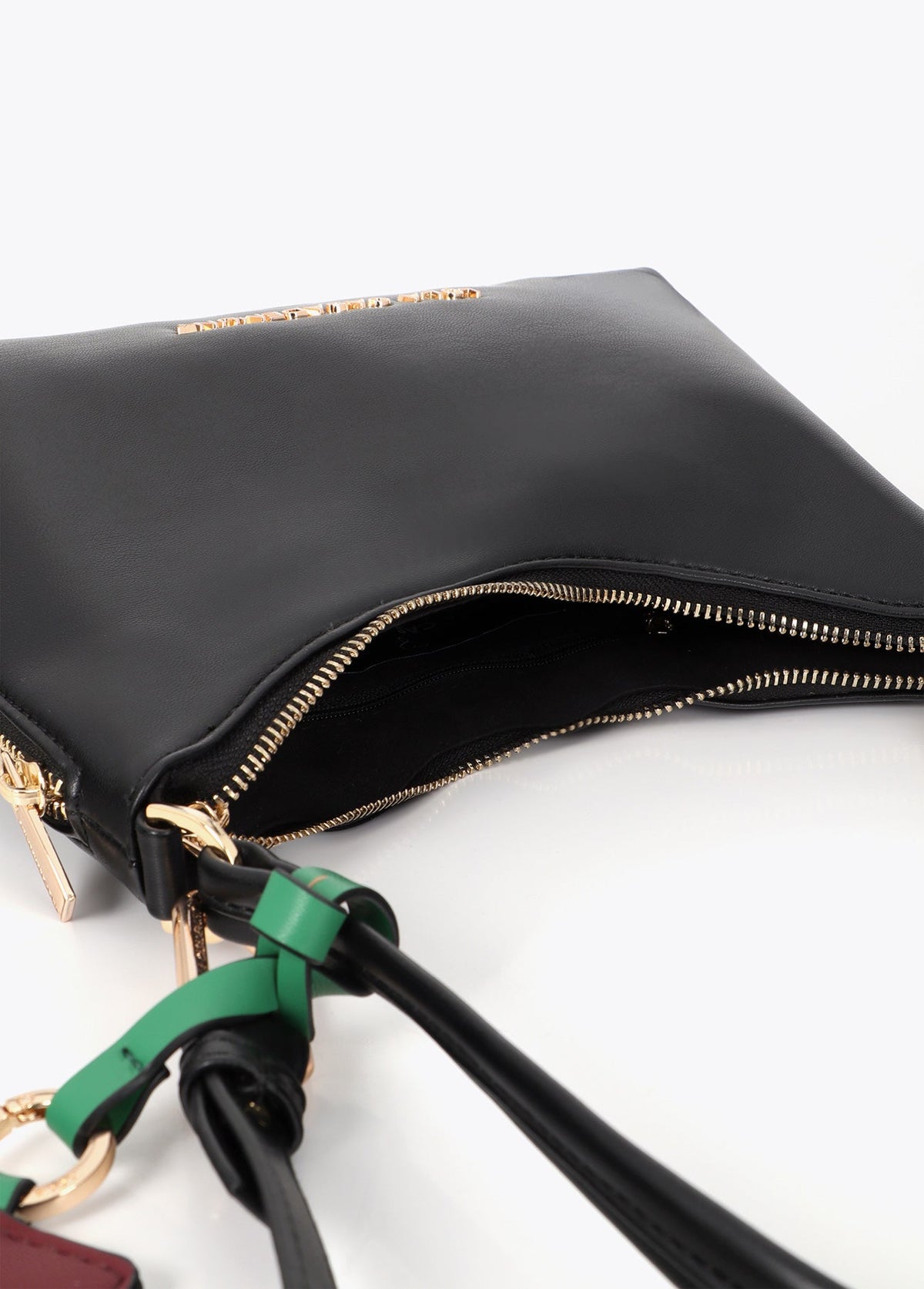 lf2604038-Faux leather shoulder bag with contrasting pendant-Black