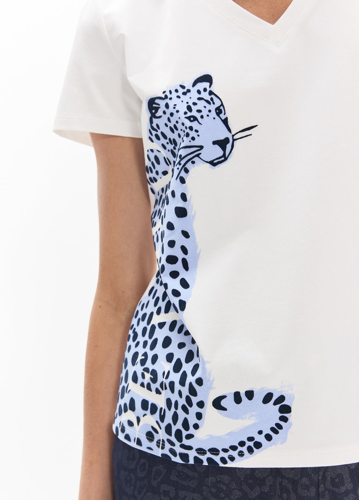 lf2615013-V-neck t-shirt, with side slits and side positioned graphic: leopard ''be wild''-White