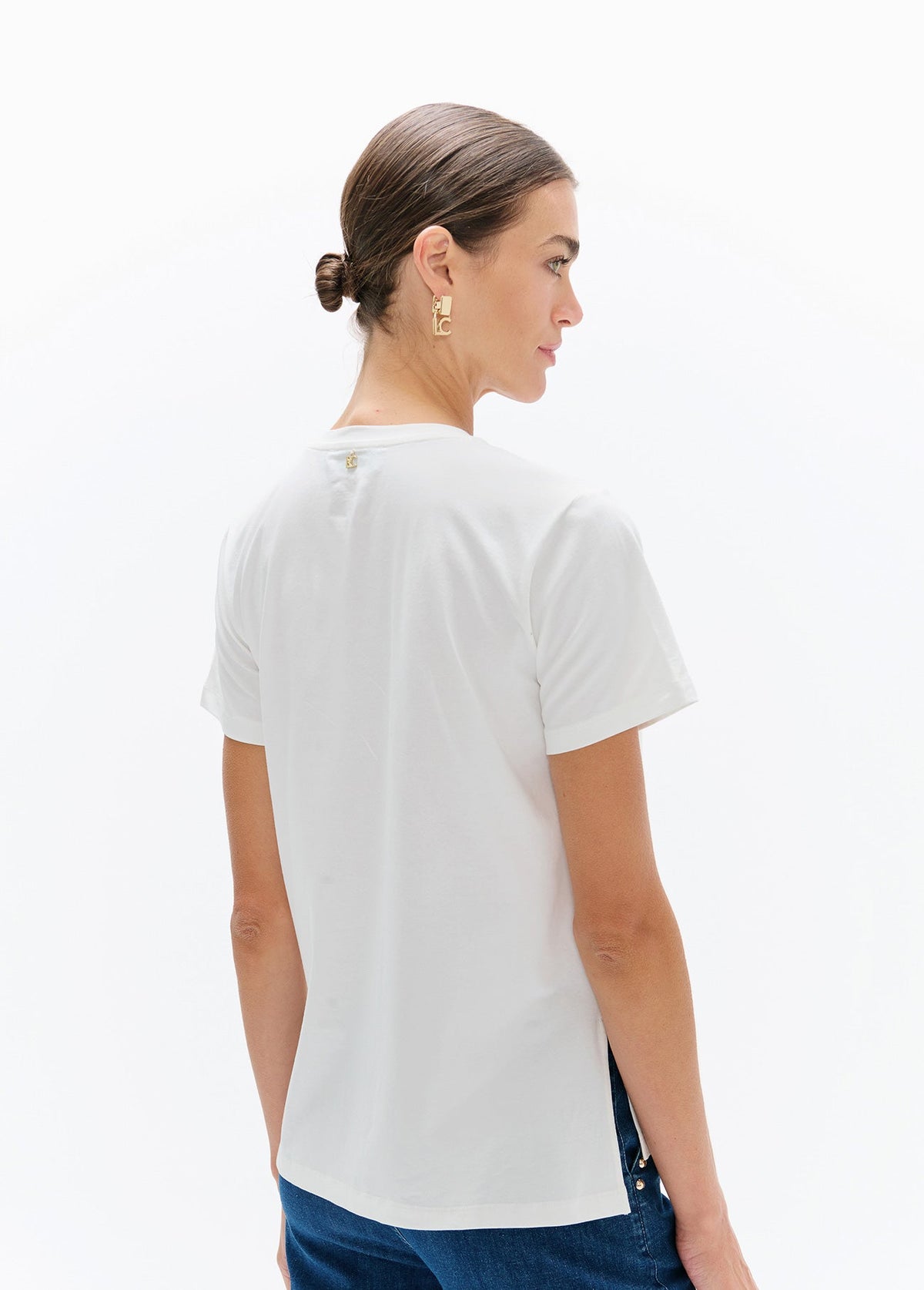 lf2615044-Crew-neck t-shirt with side slits, ''made in lola'' graphic with patches-White