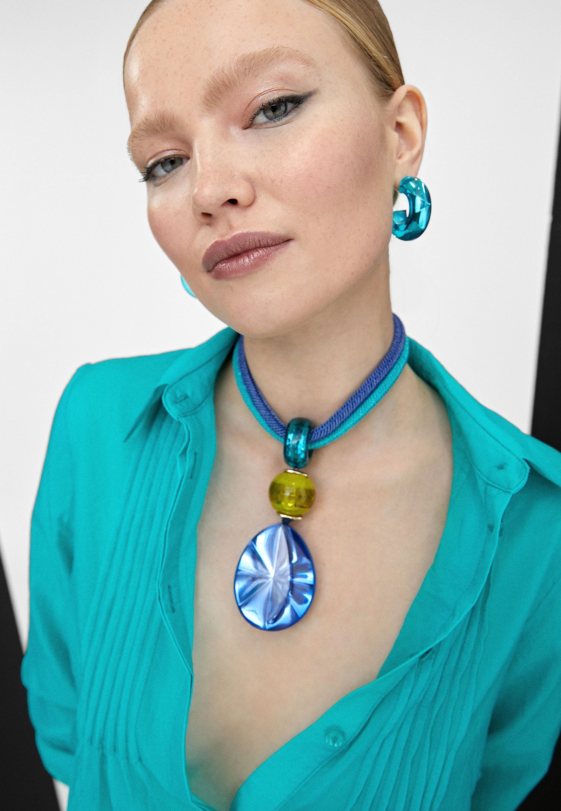 LS2403071-Electric-Blue-Necklace with maxi pendant