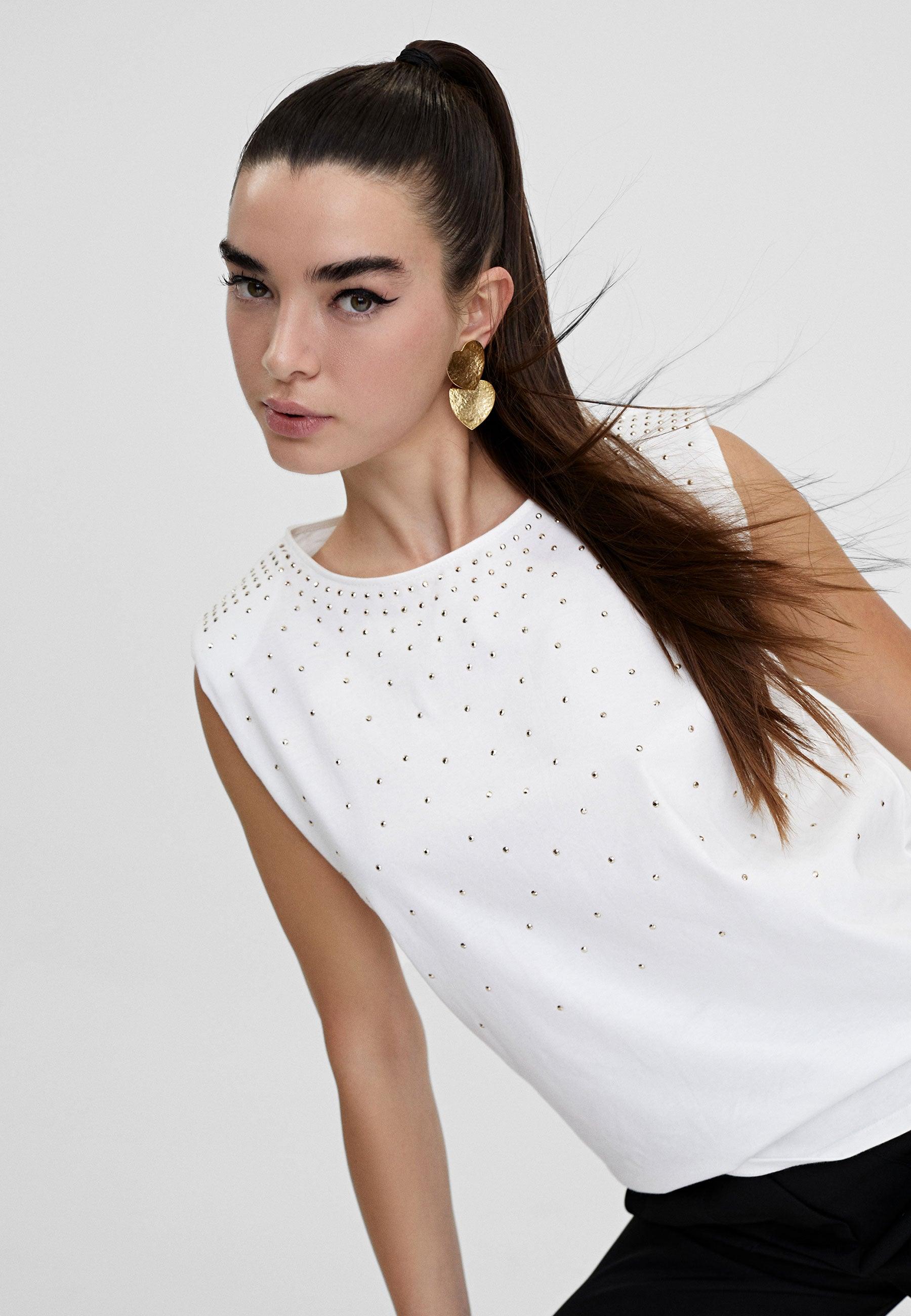 LS2415026-White-T-shirt with shoulder pads and rhinestones