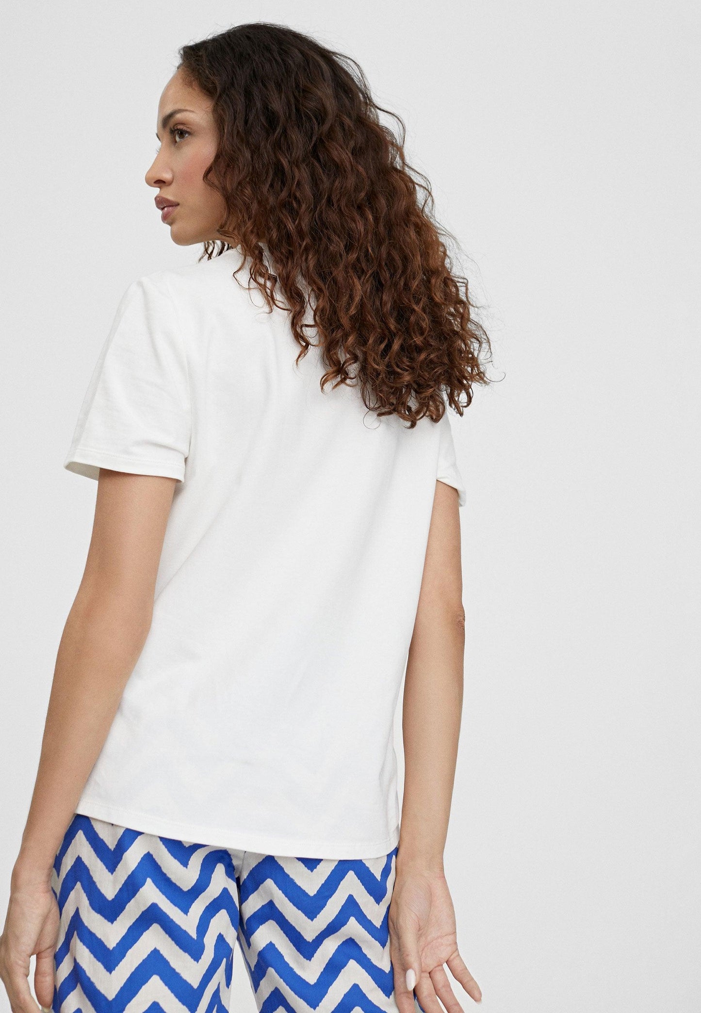 LS2415032-White-Pink-T-shirt with Lola print positioning