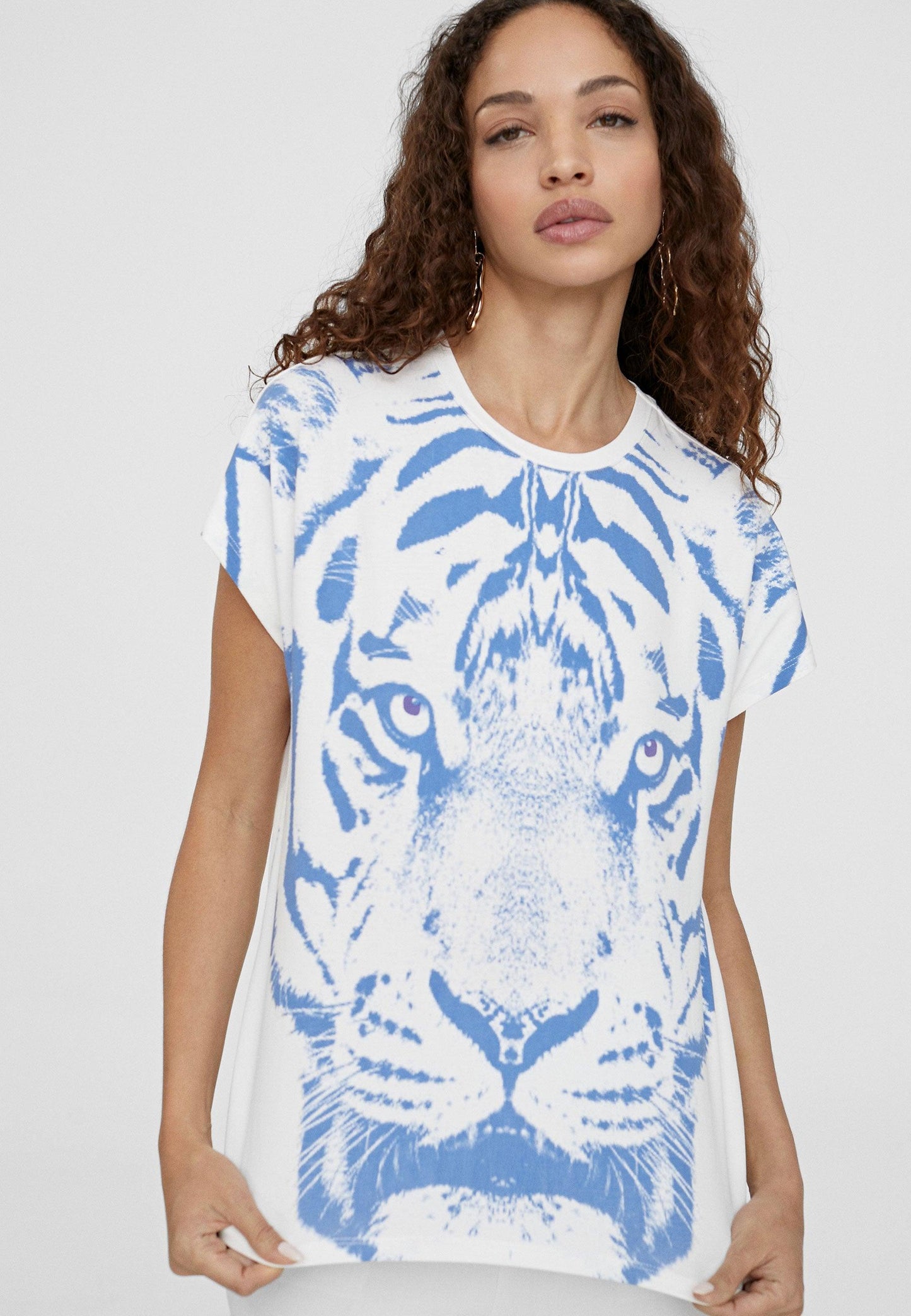 LS2415036-White-Black-T-shirt with tiger positioning