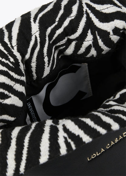 Bucket bag with short handle and inner pouch