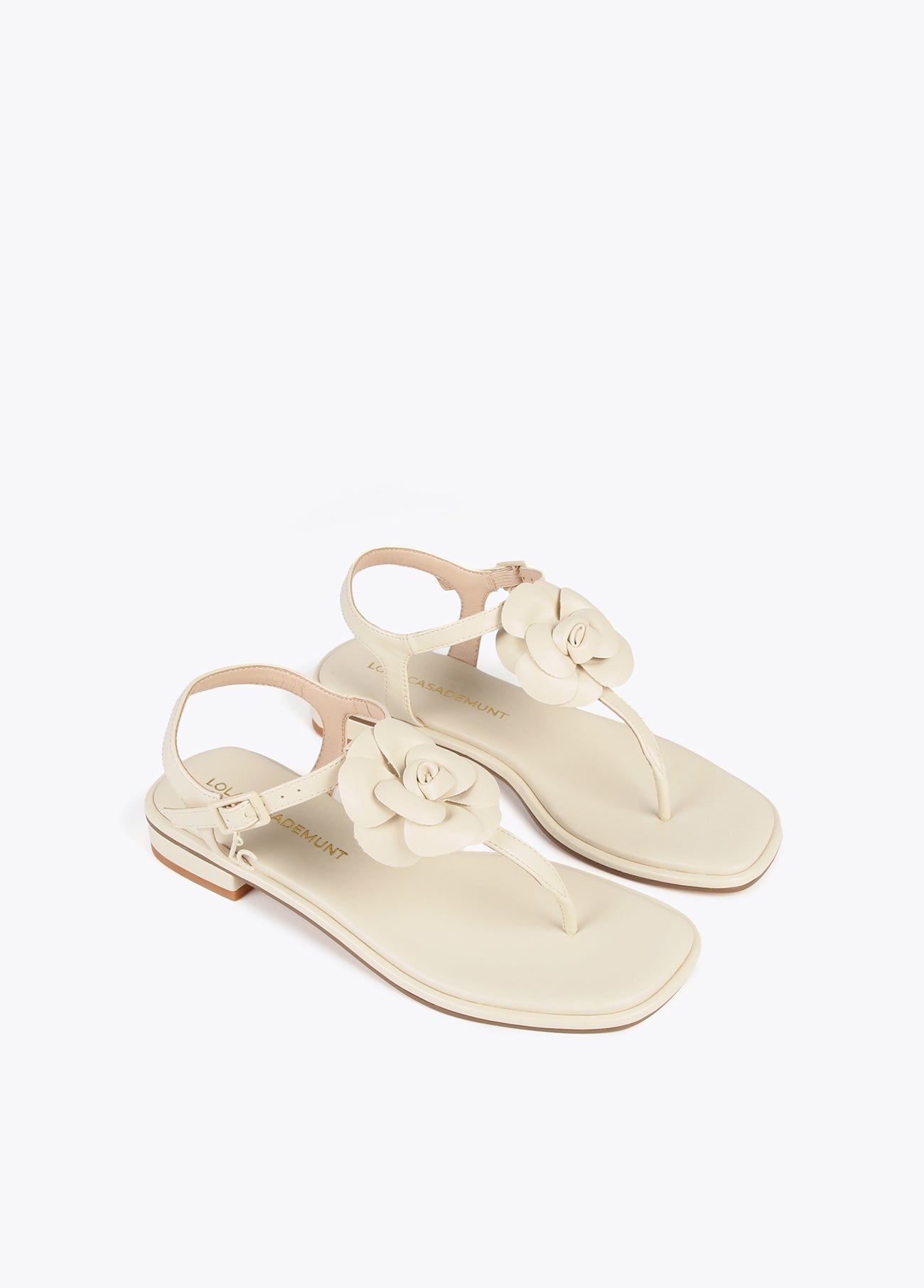 Sandals with toe dividers and flower detail