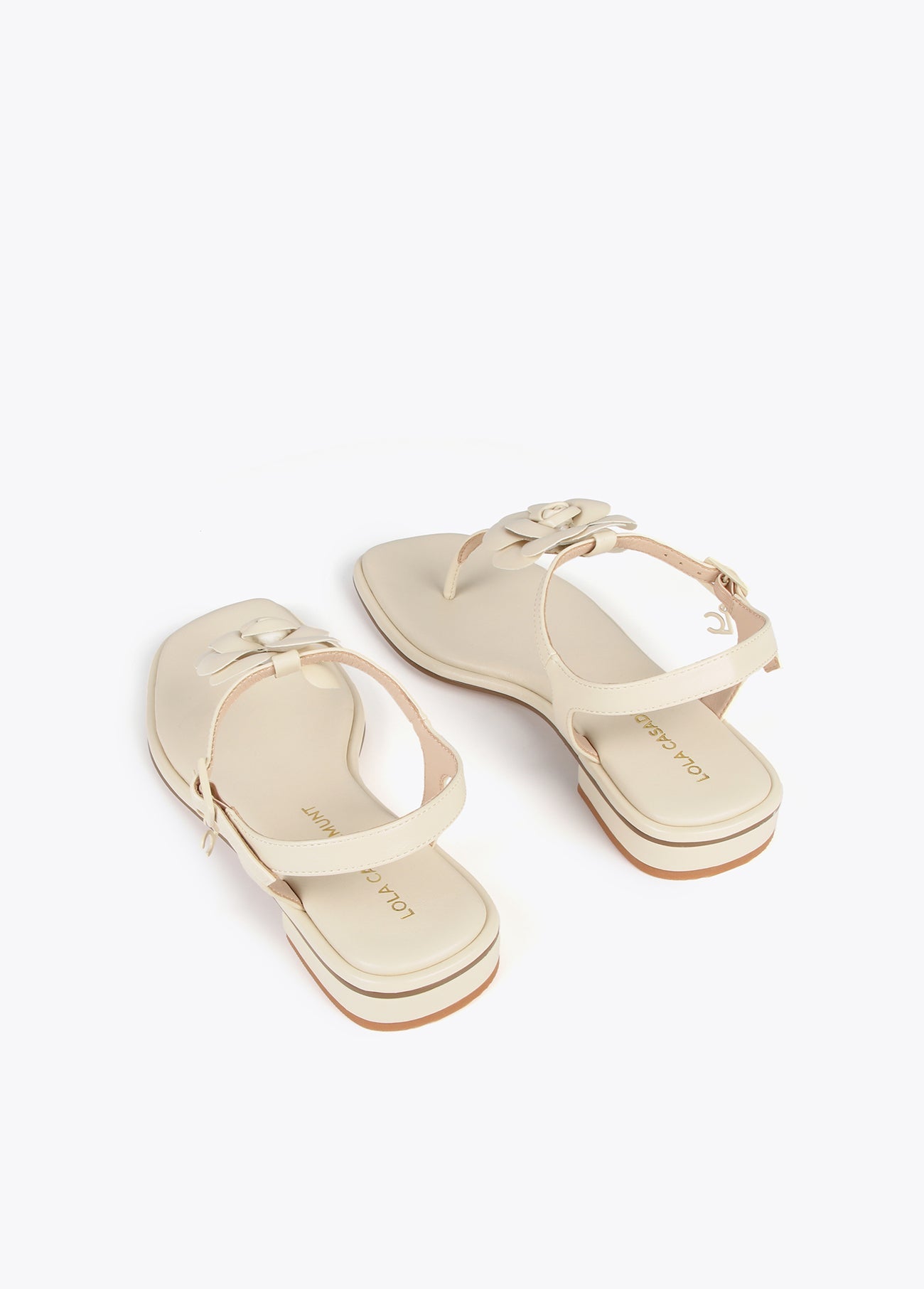 Sandals with toe dividers and flower detail