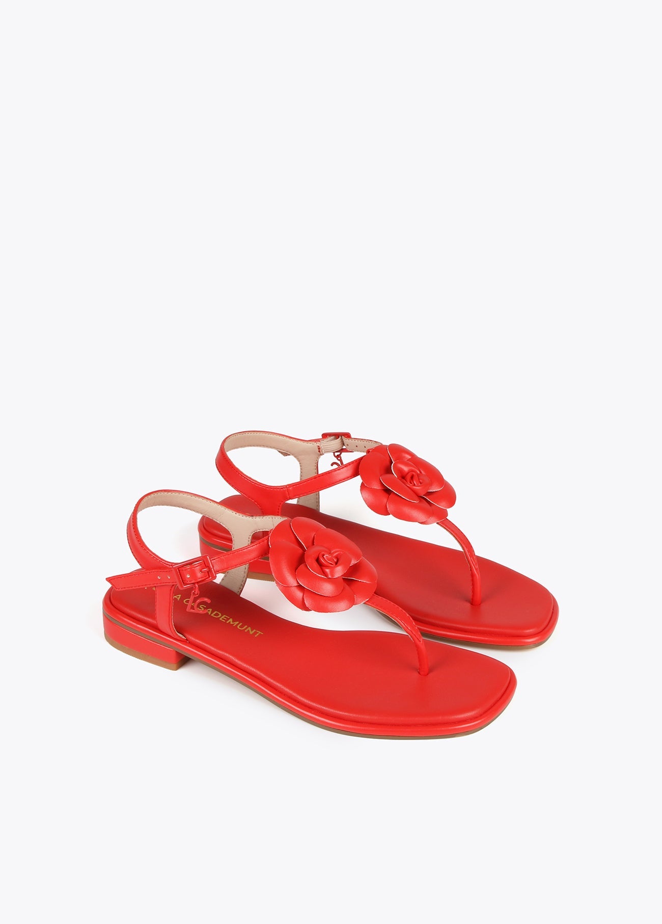 Sandals with toe dividers and flower detail