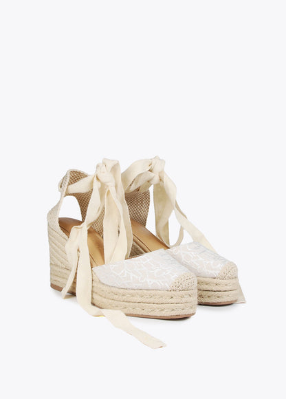 Natural fibre-effect monogram wedges