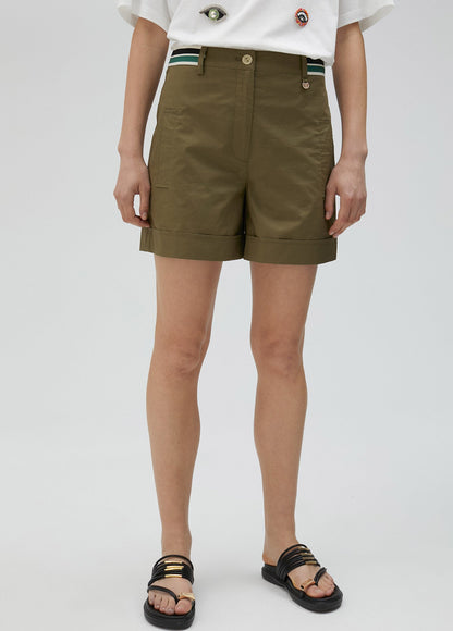 Shorts with coloured detail on the waistband