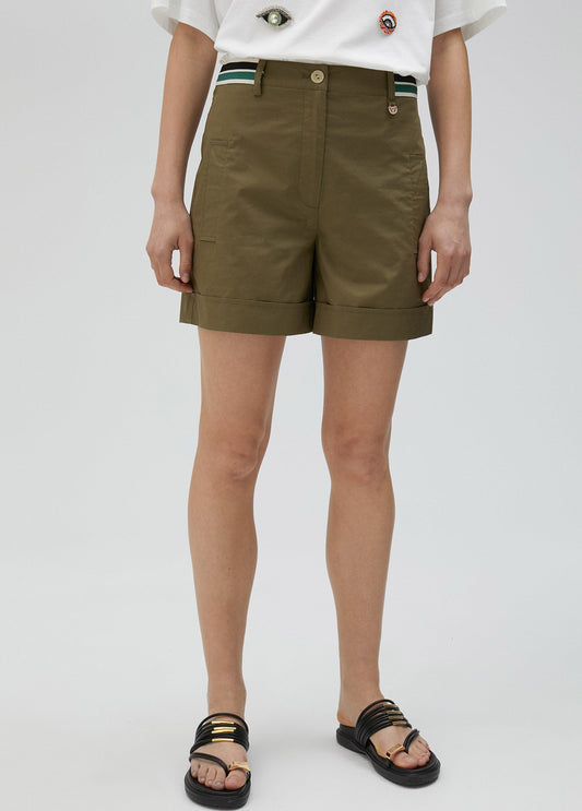 Shorts with coloured detail on the waistband