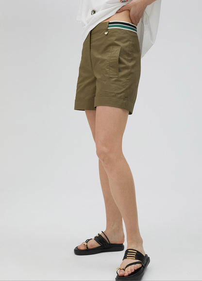 Shorts with coloured detail on the waistband