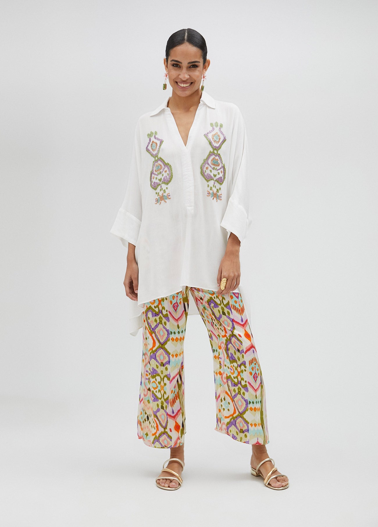 Cropped shirt with sleeves and chest embroidery