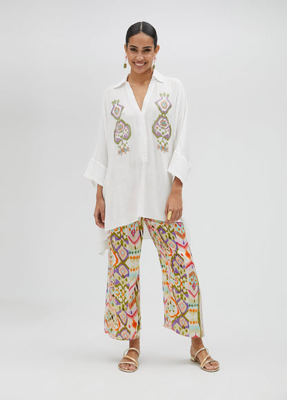 Cropped shirt with sleeves and chest embroidery