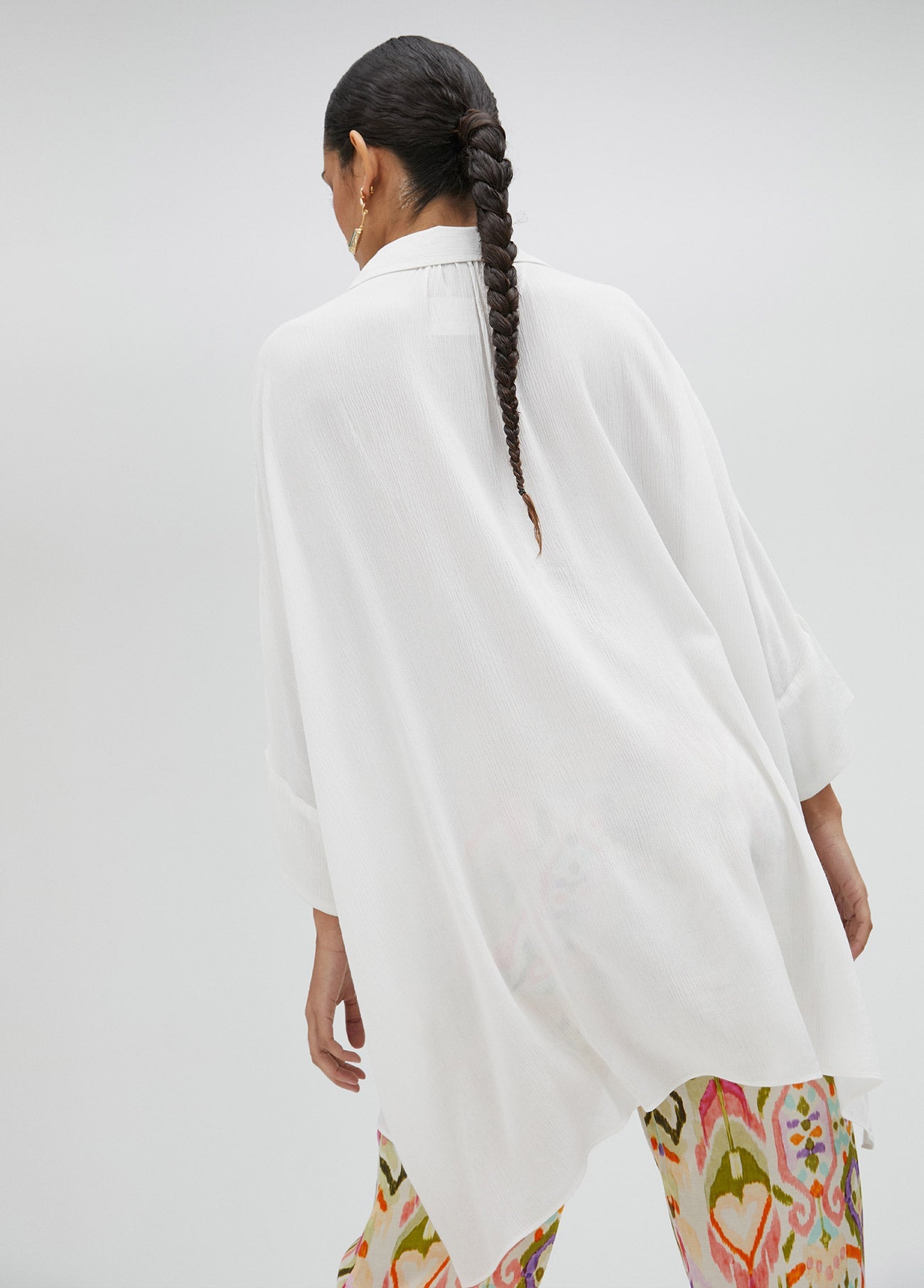 Cropped shirt with sleeves and chest embroidery