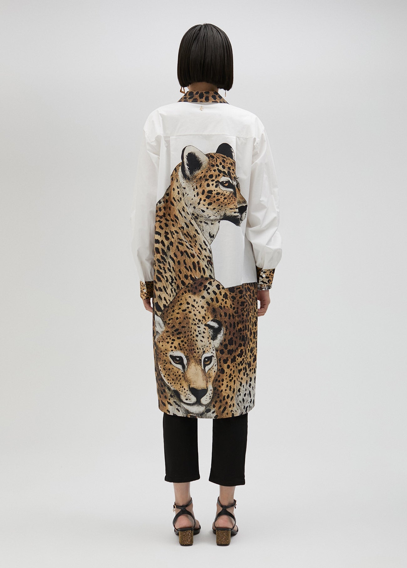 Long shirt with tiger print on the back