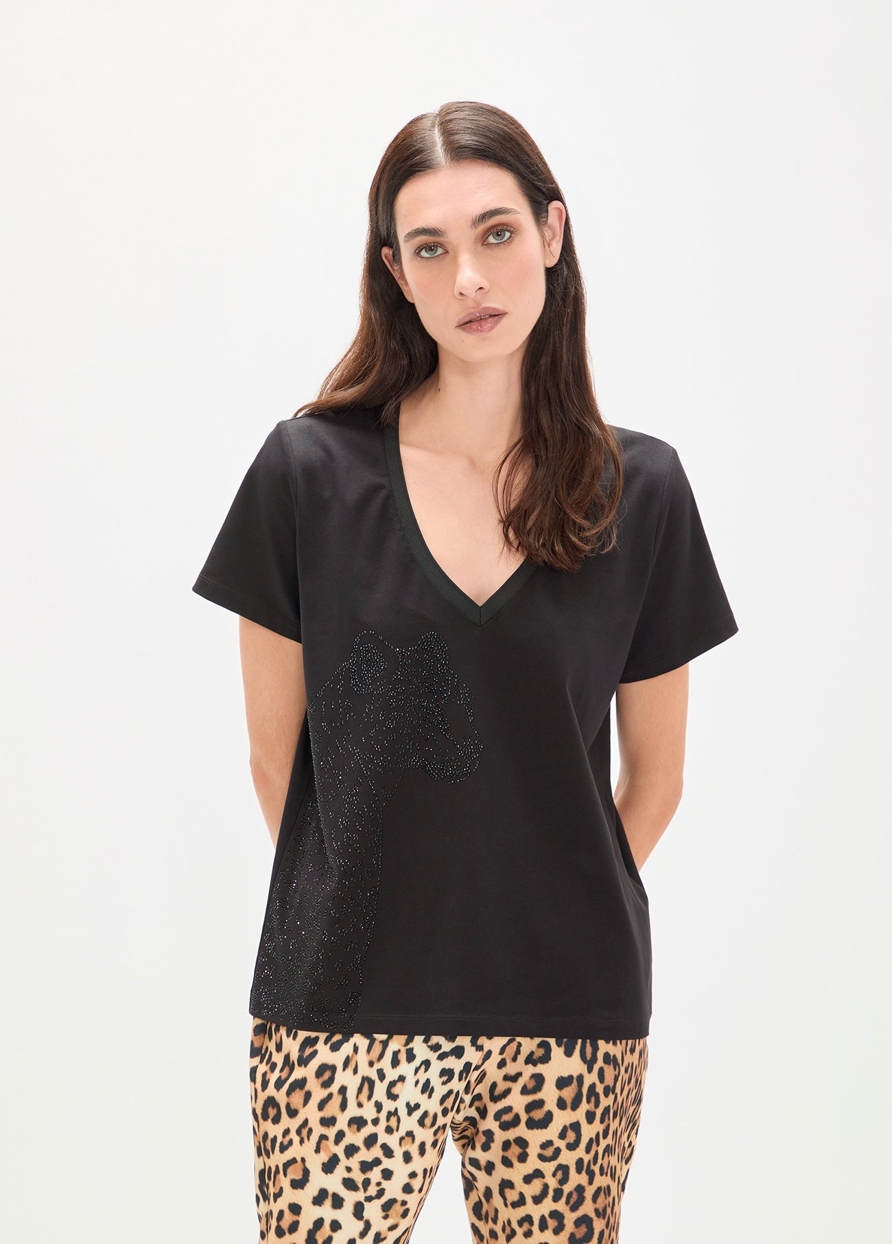 V-neck T-shirt with Positioned Animal and Strass