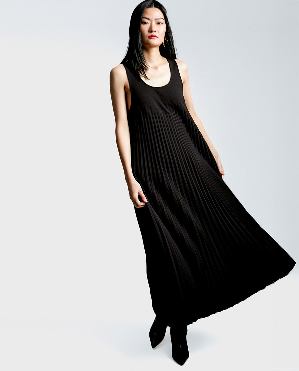 Sleeveless pleated dress