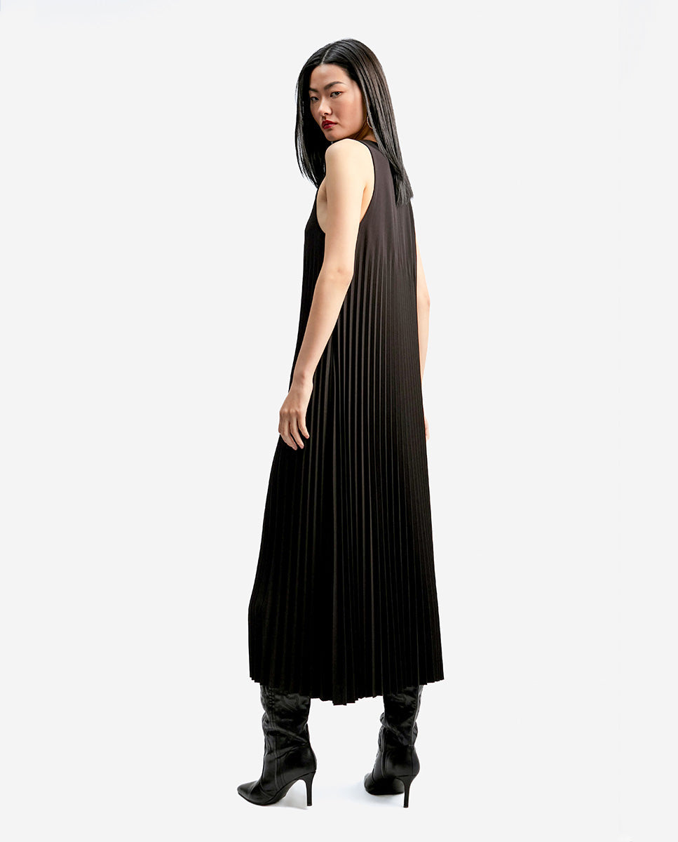 Sleeveless pleated dress
