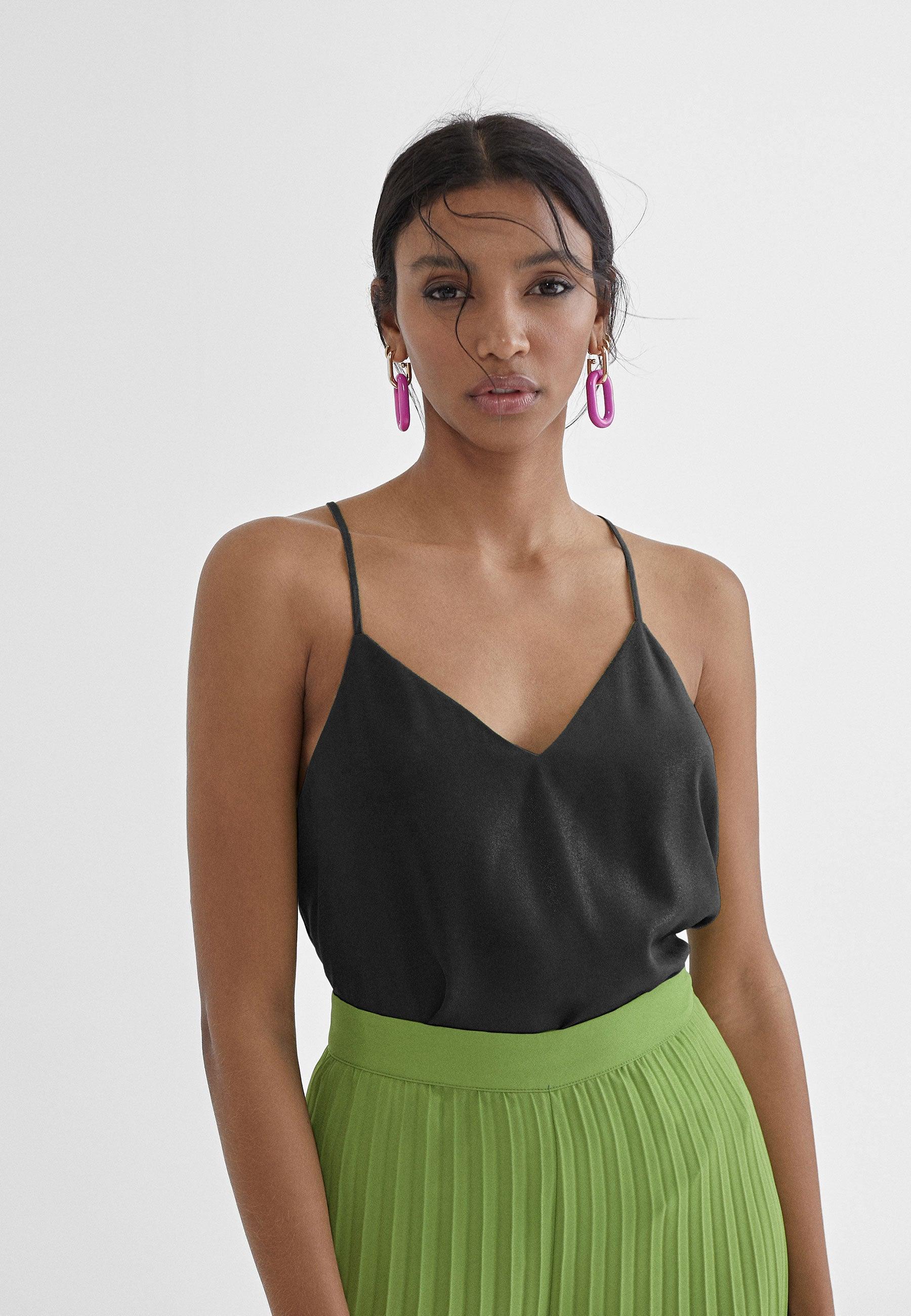 MS2415002-Black-Top with a V-neckline