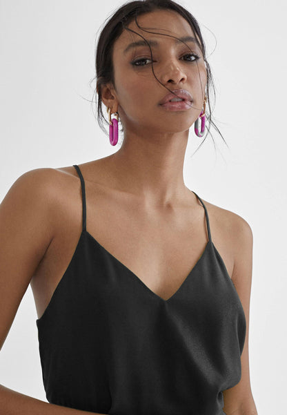 MS2415002-Black-Top with a V-neckline