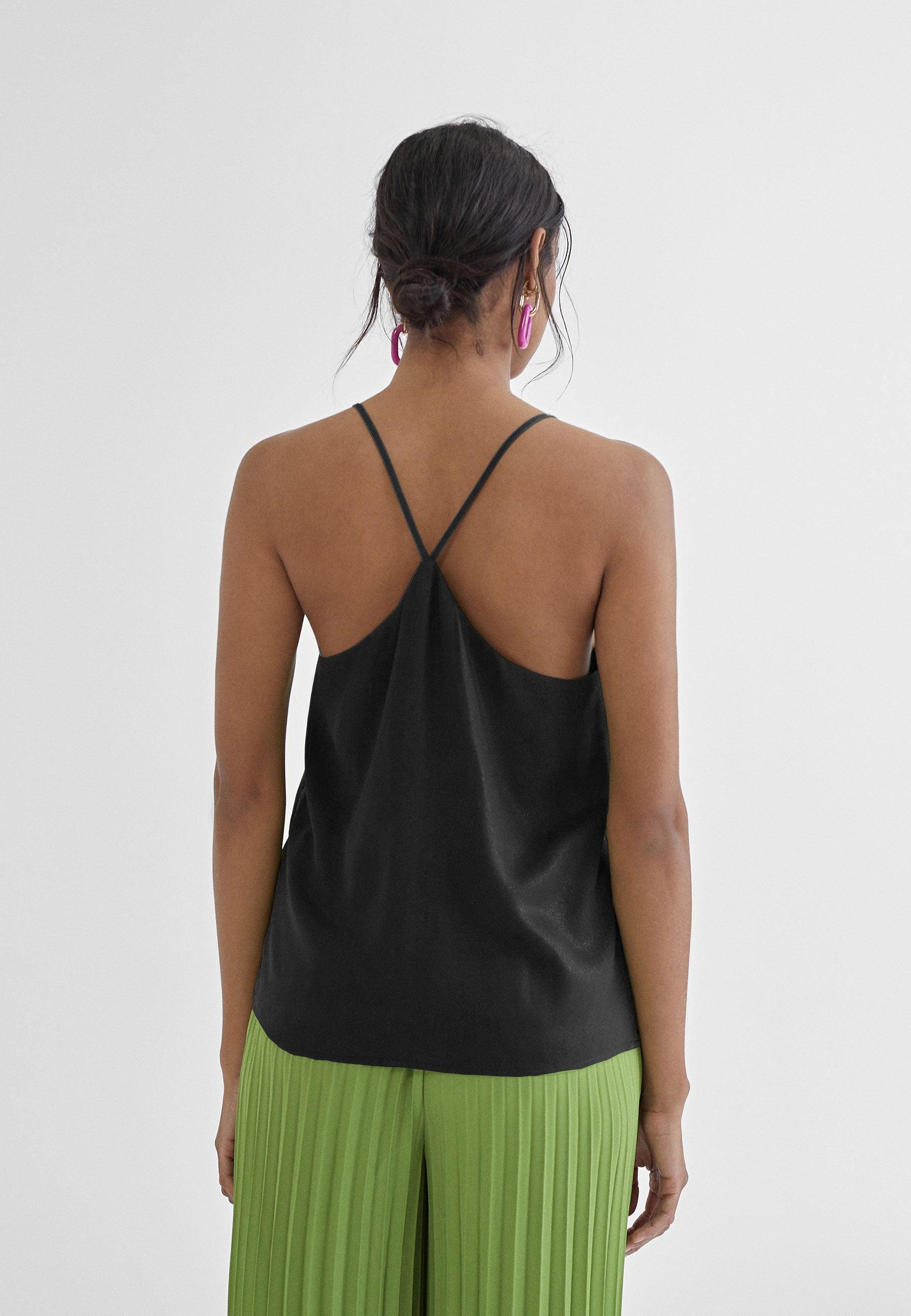 MS2415002-Black-Top with a V-neckline