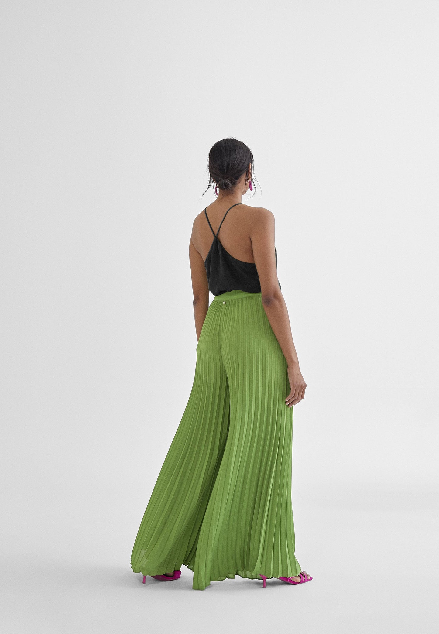 MS2415002-Black-Top with a V-neckline