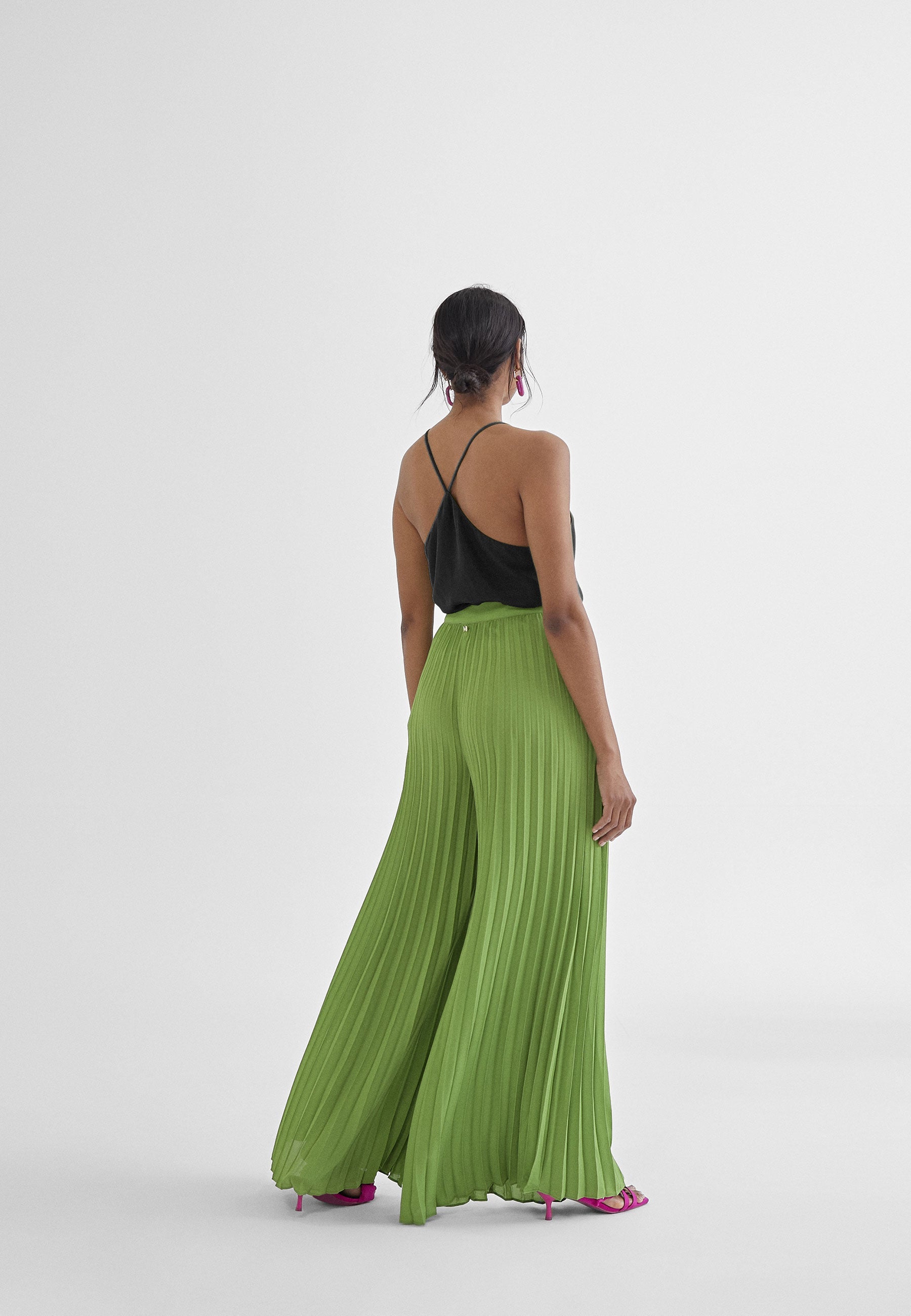 MS2415002-Black-Top with a V-neckline