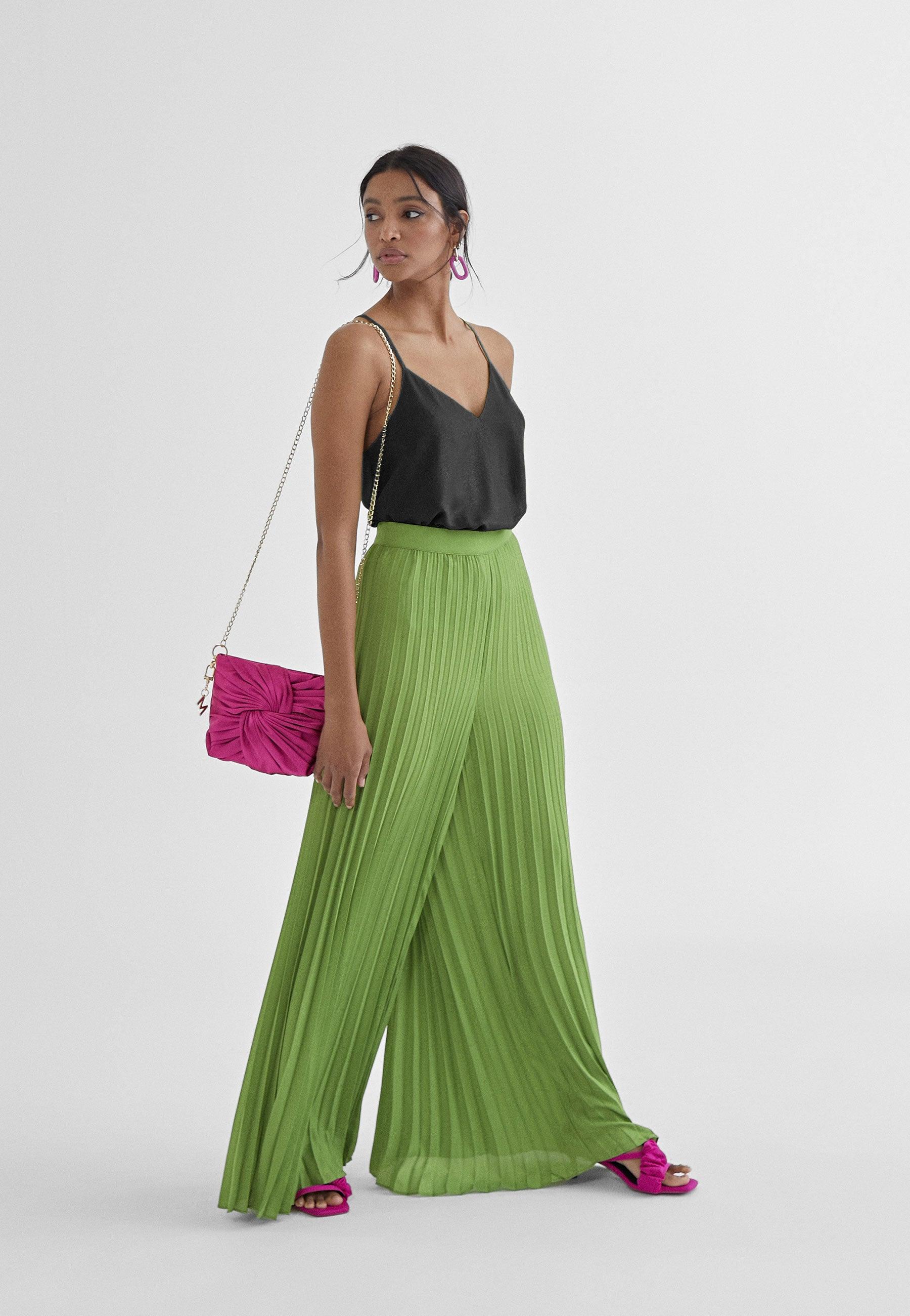 MS2415002-Black-Top with a V-neckline