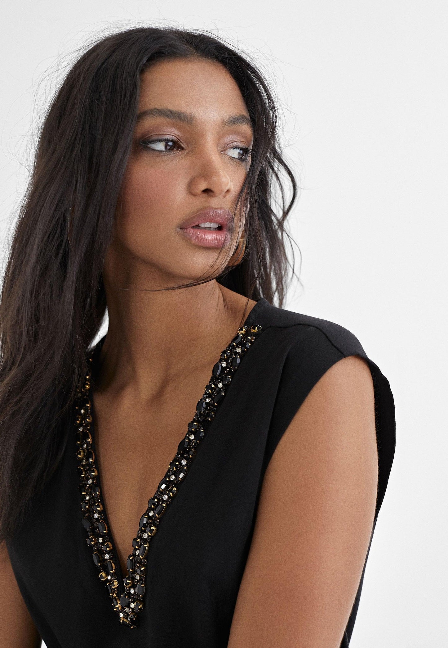 MS2415028-Black-T-shirt with rhinestone neckline