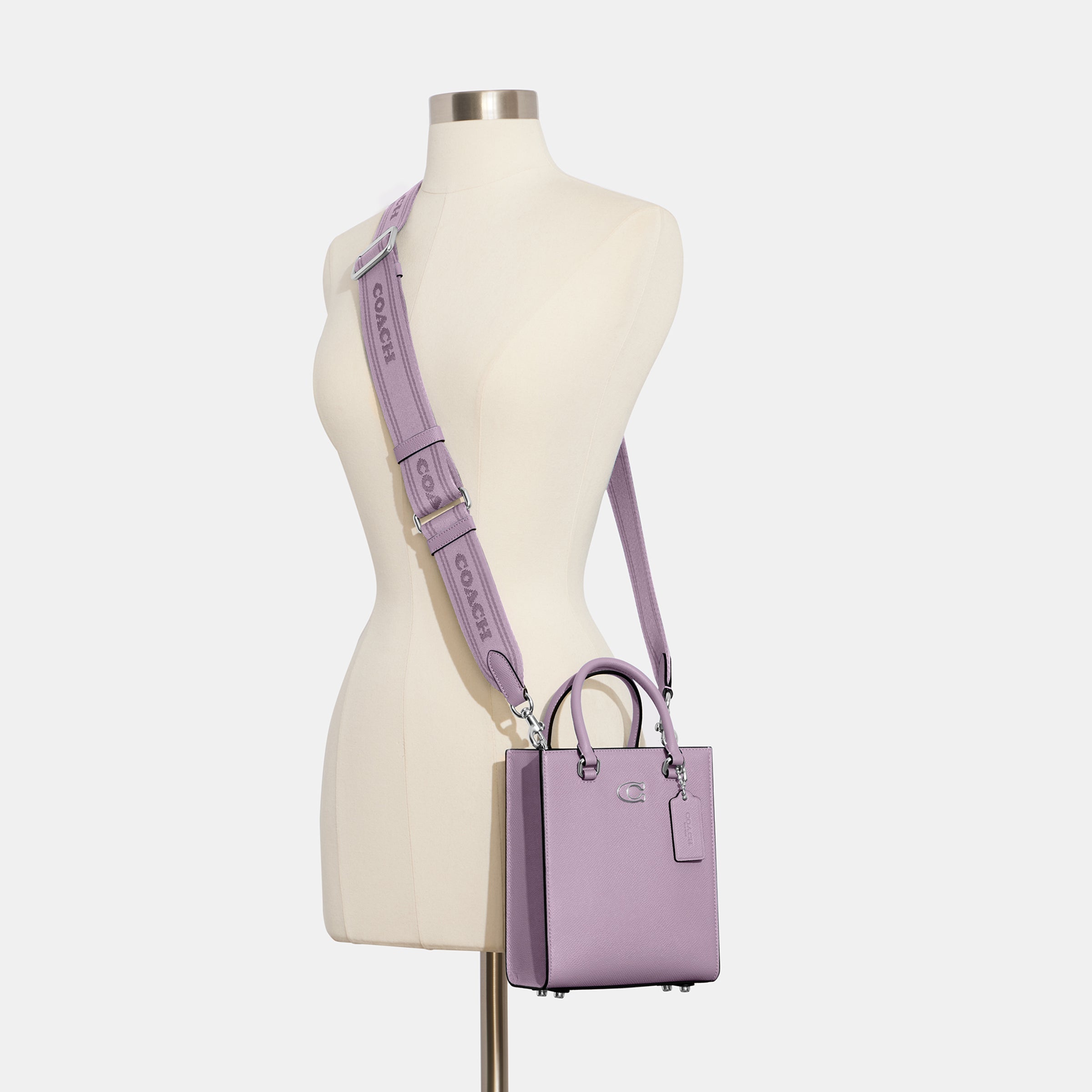 CJ795-Tote 16 With Signature Canvas