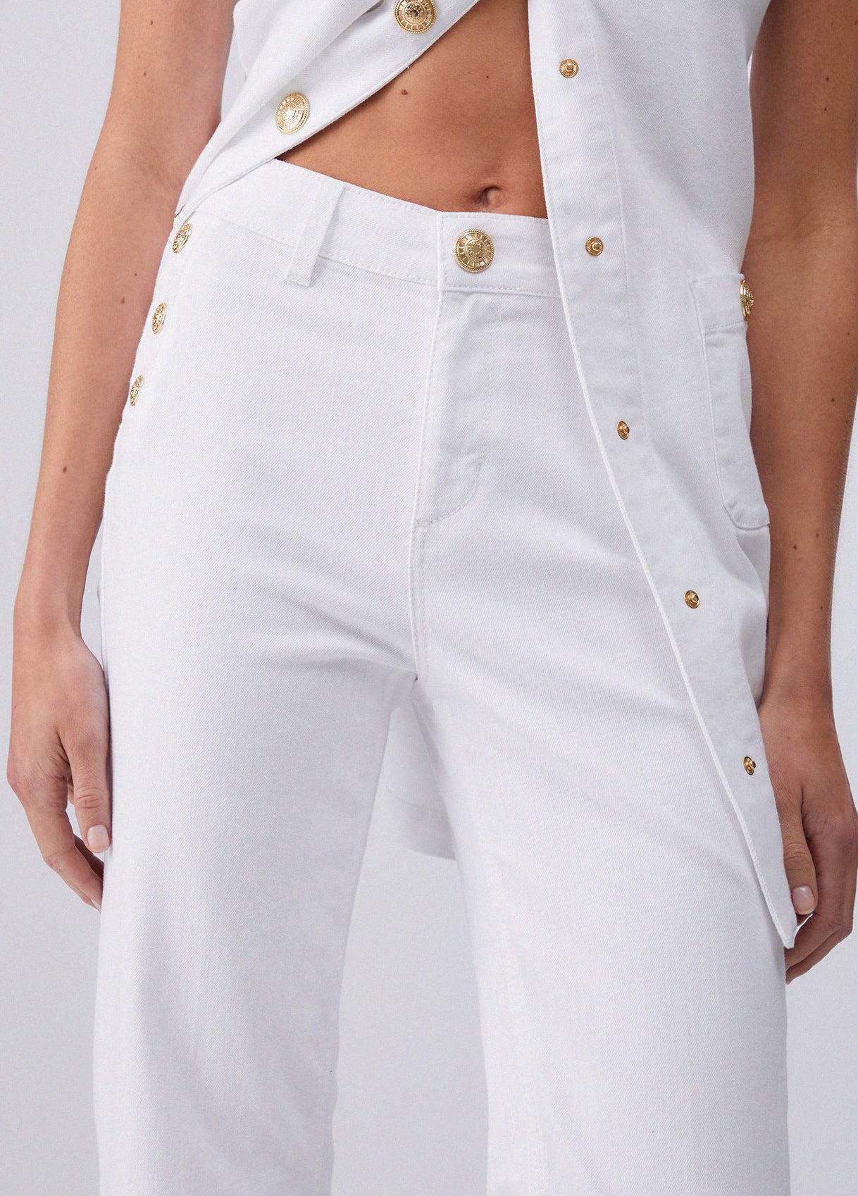 UA6162T456A1111124-white