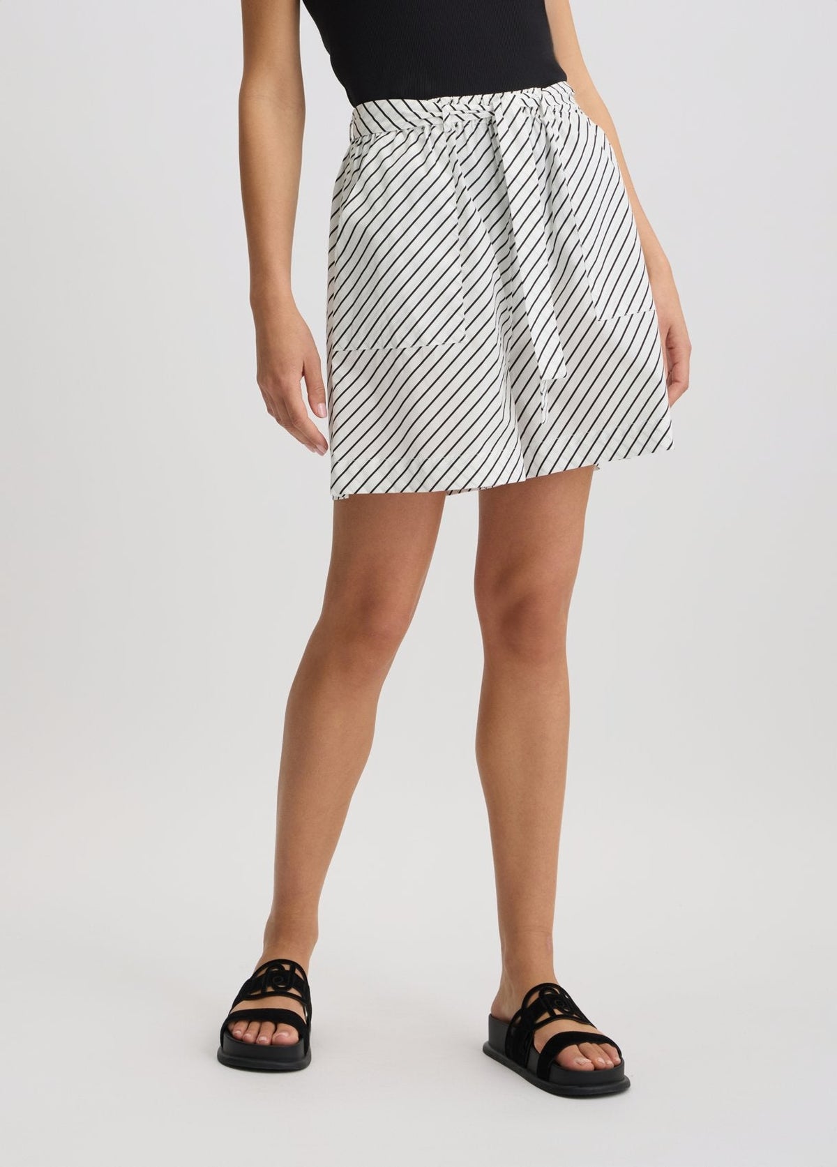 VA5066TS947M9172S-black and white stripes