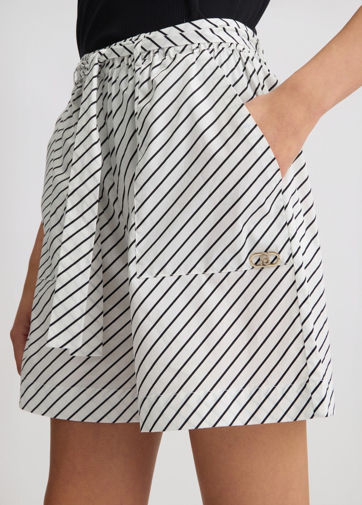 VA5066TS947M9172S-black and white stripes