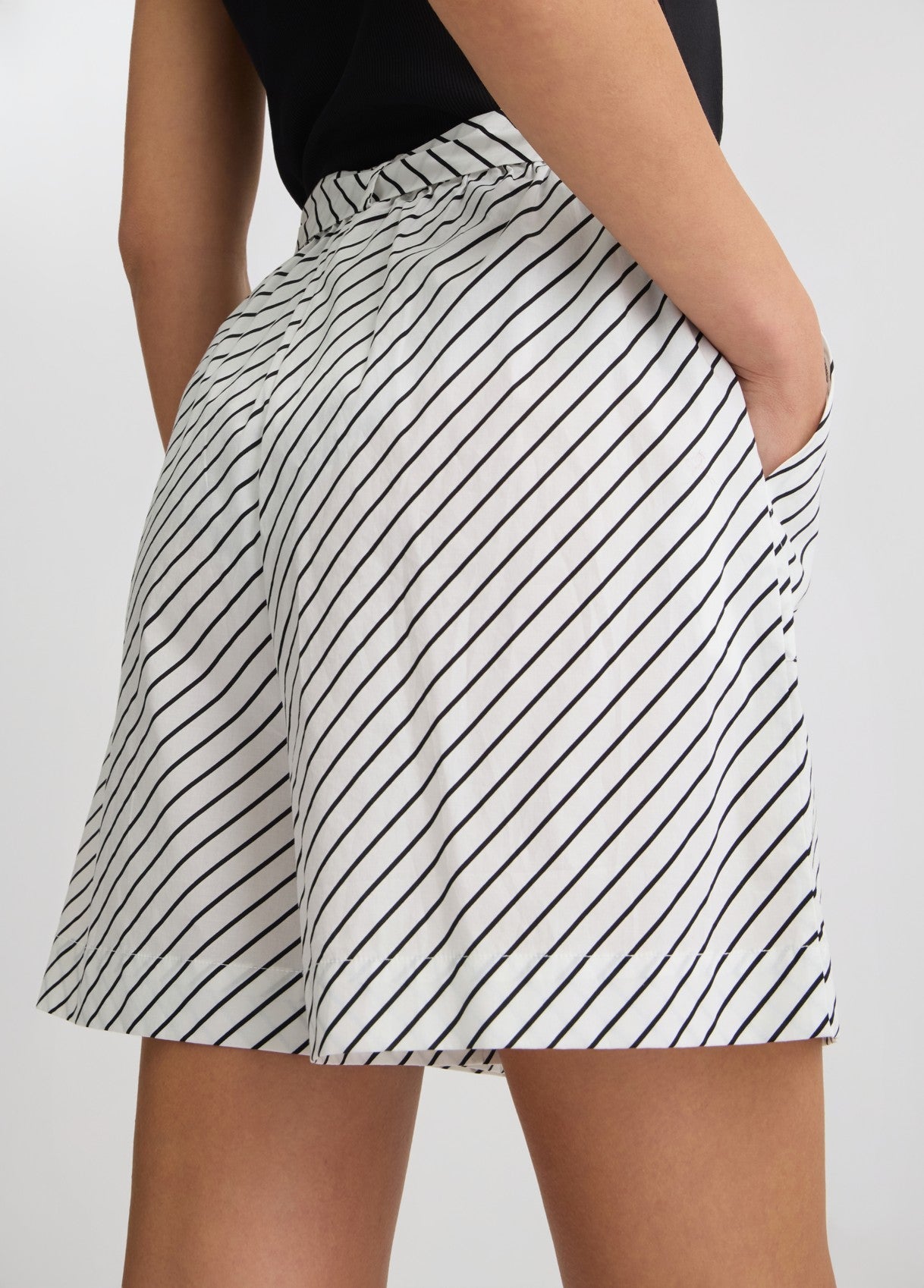 VA5066TS947M9172S-black and white stripes